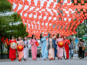 ﻿Du khách hào hứng tham dự chợ lá kỷ lục và triển lãm lịch sử tại núi Bà Đen, Tây Ninh