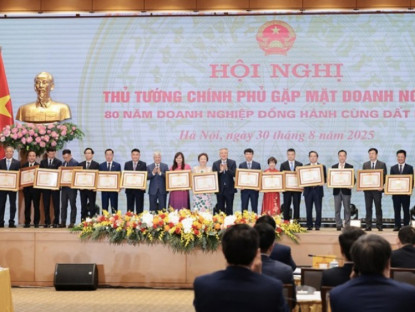 Thông tin doanh nghiệp - LPBank vinh dự đón nhận Bằng khen của Thủ tướng Chính phủ tại Hội nghị Doanh nghiệp toàn quốc