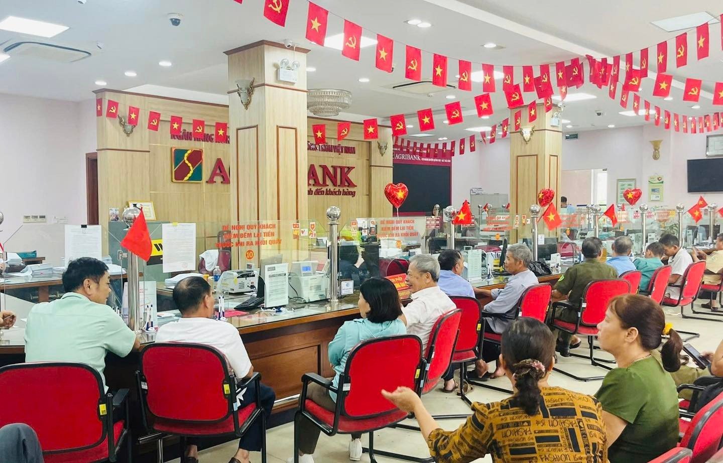 Kinh tế 24h: Ngân hàng làm việc xuyên lễ để kịp chi trả quà 2/9 cho người dân - 1