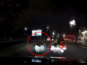 Clip: Thanh niên đánh võng “cà khịa” ô tô, chưa kịp ngầu đã gặp CSGT