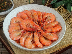 Luộc tôm mãi giờ mới biết, muốn tôm lên màu đỏ đẹp, thịt chắc thơm ngon ngọt không khô phải thì thêm mấy thứ này!