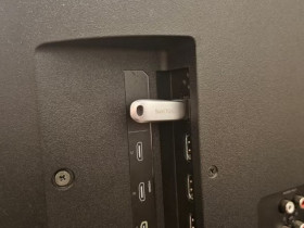 Những rủi ro tiềm ẩn khi sử dụng cổng USB trên Smart TV