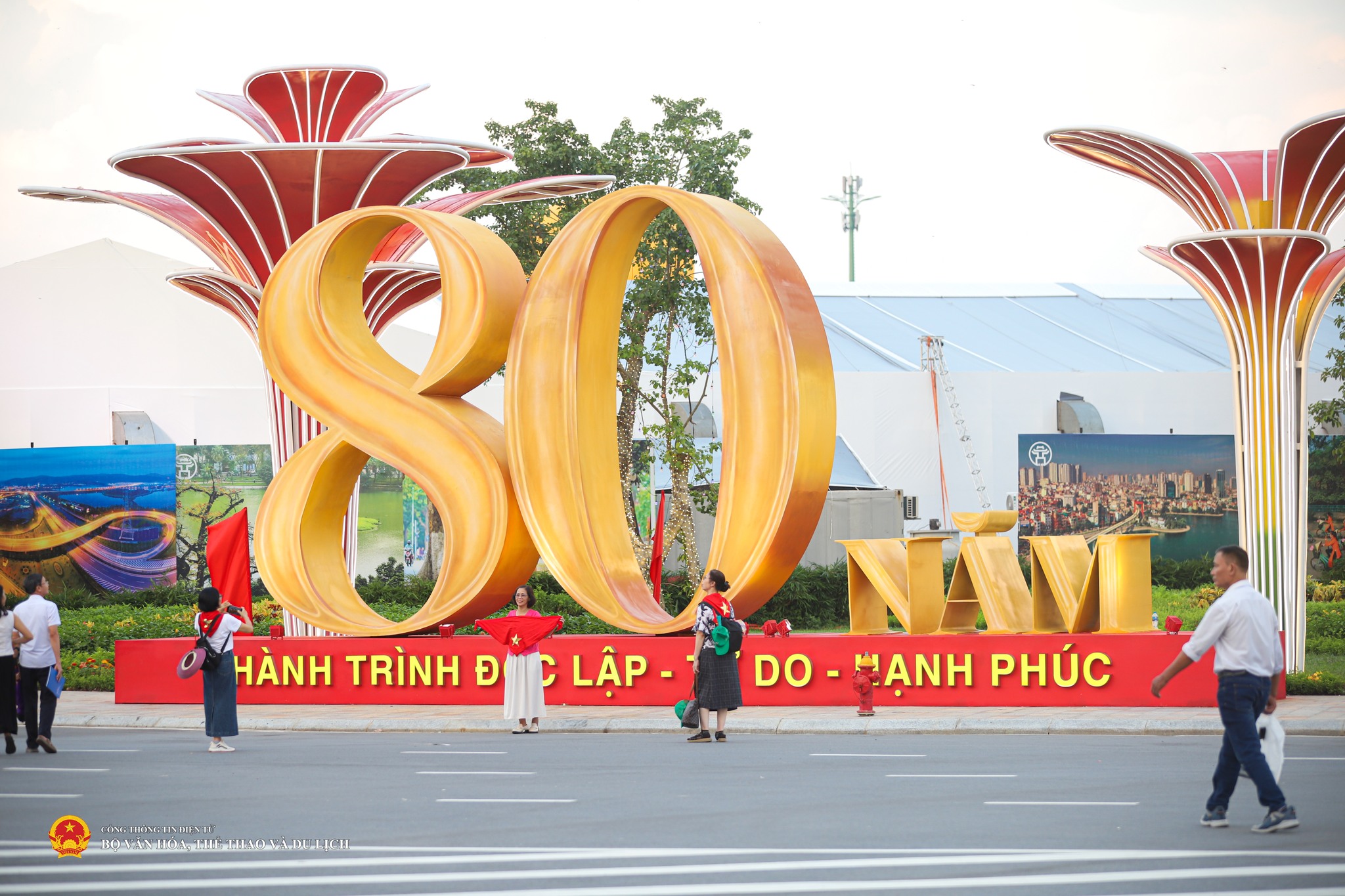 Triển lãm "80 năm hành trình Độc lập- Tự do- Hạnh phúc" đón hơn 1 triệu lượt khách sau 3 ngày mở cửa - 1