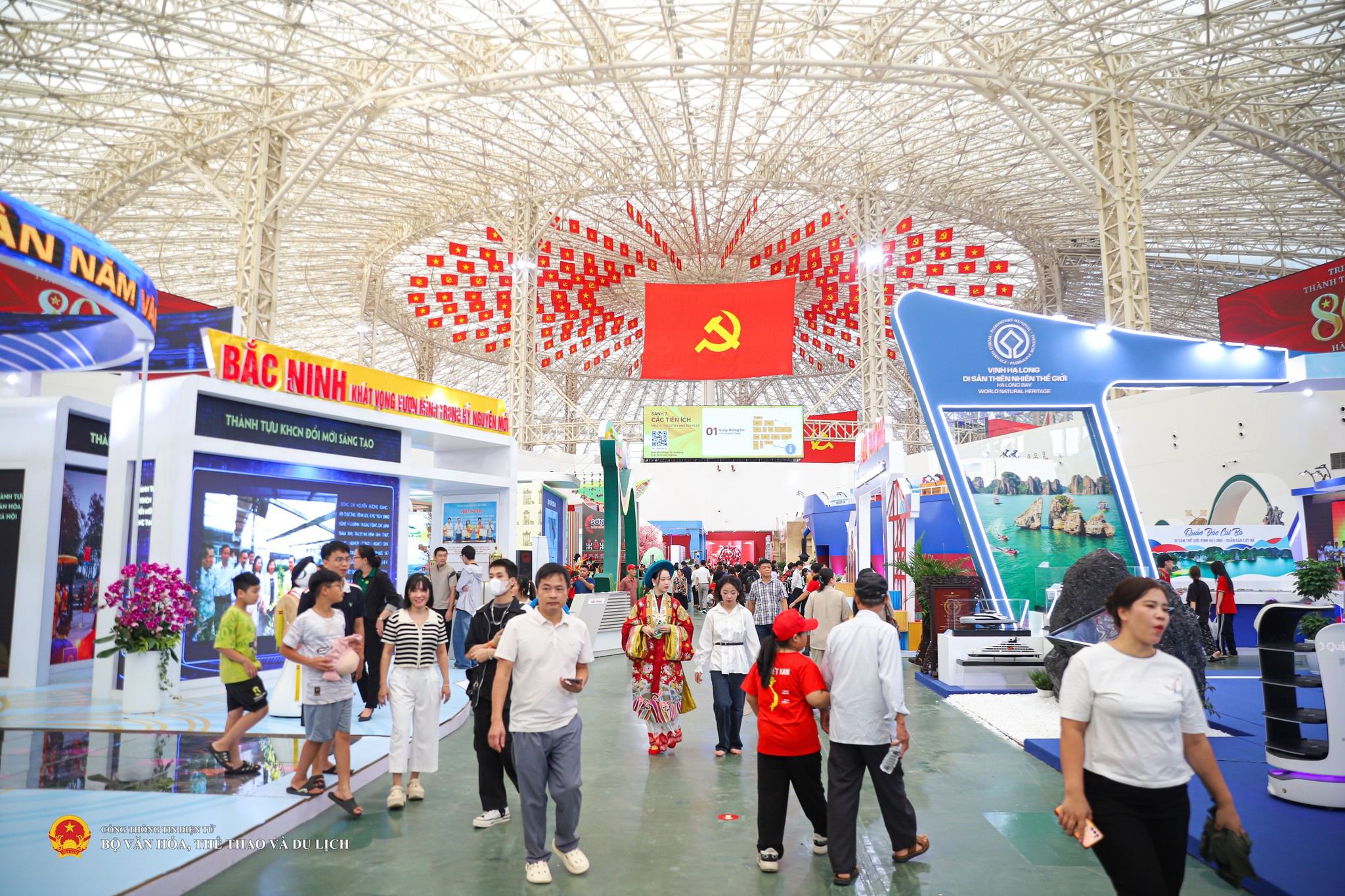 Triển lãm "80 năm hành trình Độc lập- Tự do- Hạnh phúc" đón hơn 1 triệu lượt khách sau 3 ngày mở cửa - 3