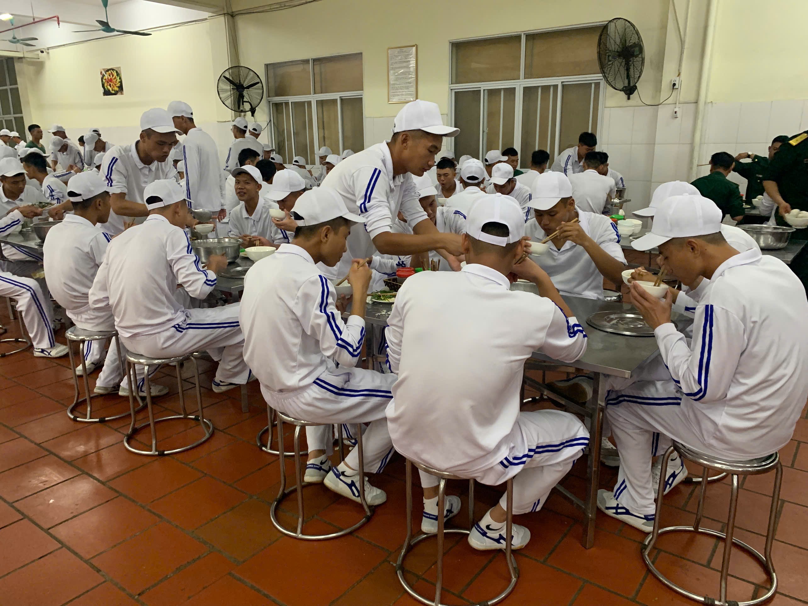 Cận cảnh bữa cơm của các chiến sỹ tham gia A80 - 4