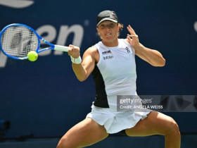 Nóng rực tennis US Open: Swiatek dễ dàng đi tiếp, Aliassime giành vé tứ kết