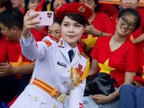 Nữ thượng úy khối Quân nhạc 
