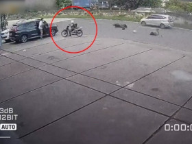 Clip: Xe máy lao thẳng vào người đàn ông vừa bước xuống ô tô cực mạnh