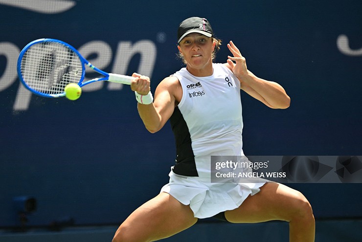 Nóng rực tennis US Open: Swiatek dễ dàng đi tiếp, Osaka vùi dập Coco Gauff - 1