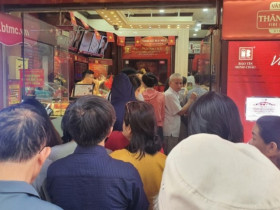 Giá vàng chiều 3/9: Tăng “sốc” lên mốc cao chưa từng có, nhiều người kéo đến cửa hàng “vét sạch” loại vàng này