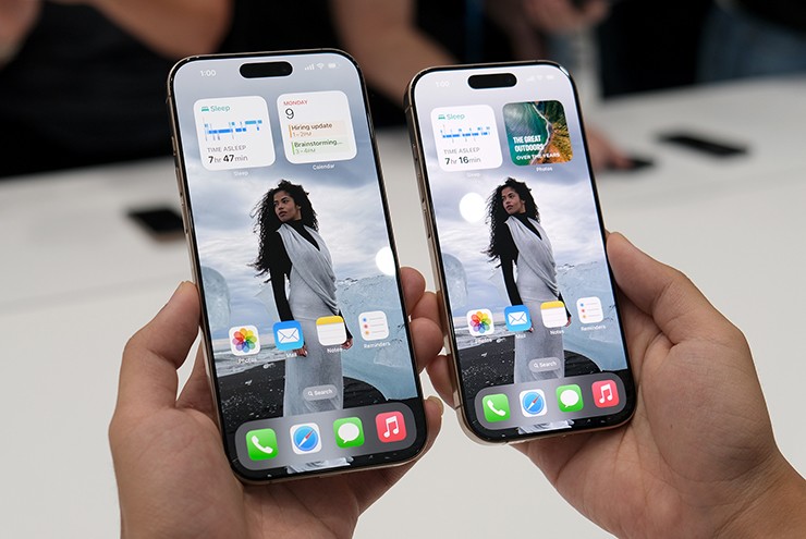 Tự hạ thấp mình, Apple lôi kéo người dùng nâng cấp iPhone mới mỗi năm - 1