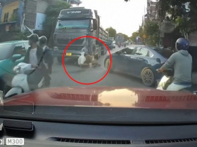 Clip: Người đàn ông đi xe đạp điện sang đường ẩu, suýt chui gầm xe hổ vồ