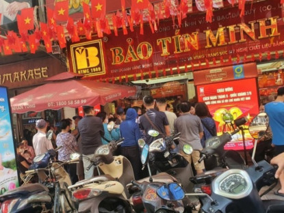 Kinh tế - Giá vàng tiếp tục phá đỉnh cao nhất mọi thời đại, động thái bất ngờ của loạt cửa hàng trên phố vàng