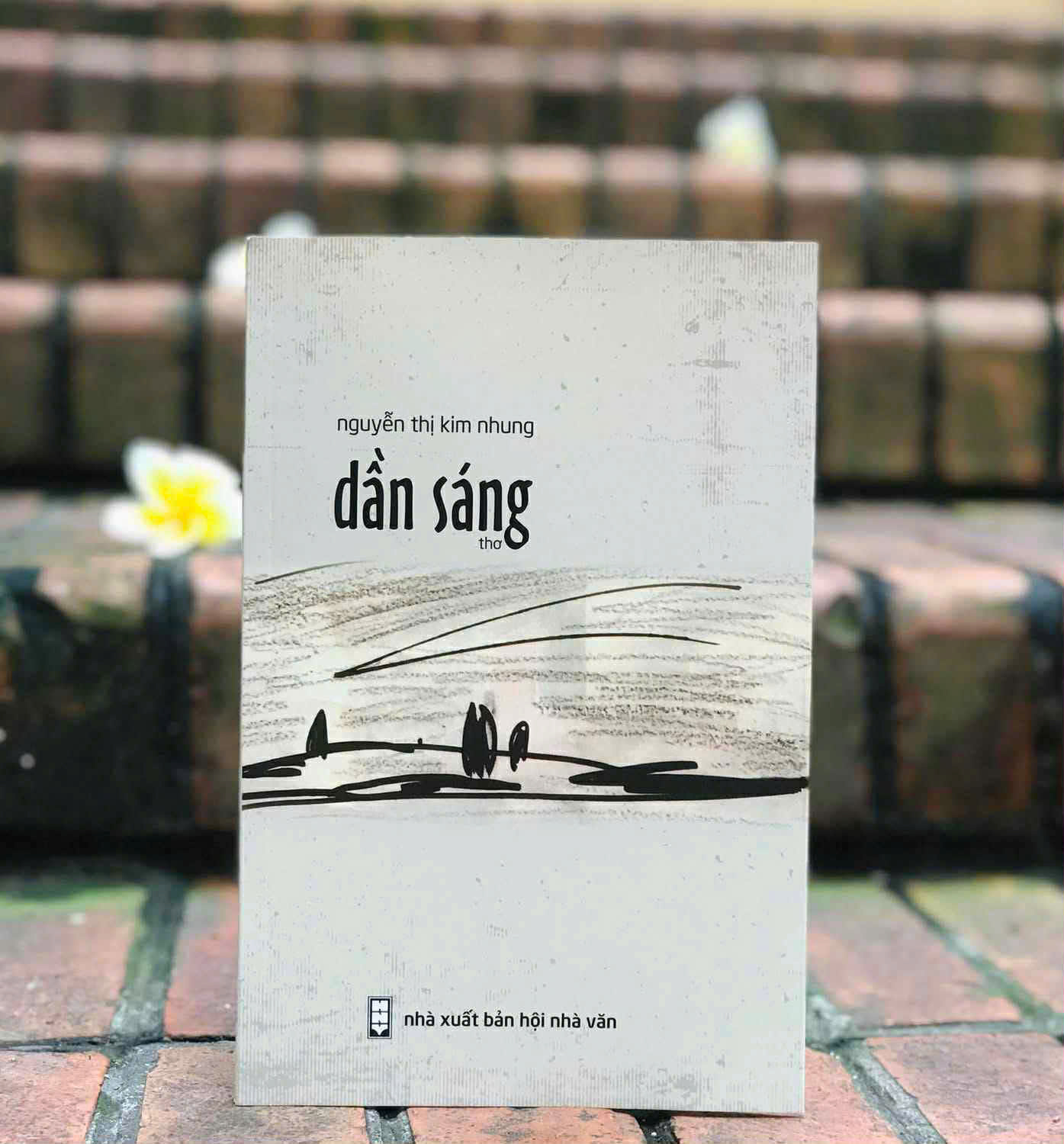 Thi sĩ tồn tại để làm gì? (Về tập thơ “Dần sáng”, Nguyễn Thị Kim Nhung, Nxb Hội Nhà văn, 2025) - 1