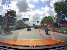 Clip: Cặp đôi nam nữ đi xe máy lao thẳng vào đuôi ô tô như “chỗ không người”