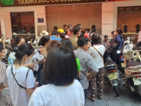 Giá vàng ngày 6/9: “Bay phấp phới” lên đỉnh cao mới, hàng nghìn người kéo tới tiệm vàng, mua hay bán?