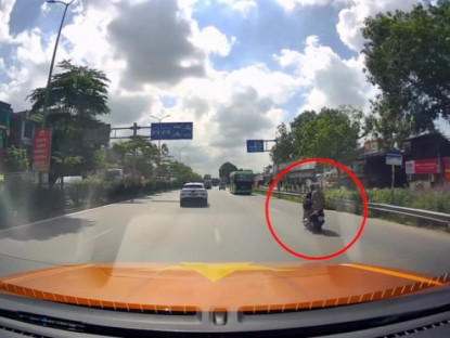 Giao thông - Clip: Cặp đôi nam nữ đi xe máy lao thẳng vào đuôi ô tô như “chỗ không người”