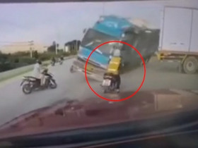 Clip: Thót tim người đi xe máy thoát chết thần kỳ khi bị ô tô tải đè trúng