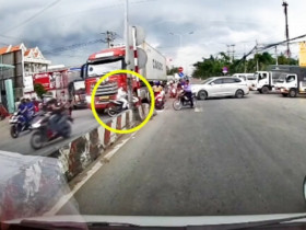 Clip: Thanh niên đi xe máy liều lĩnh tạt đầu container, suýt mất mạng