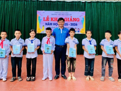 Thông tin doanh nghiệp - Quỹ khuyến học FOBIC trao 22.315 cuốn vở: Chắp cánh ước mơ cho học sinh vùng cao