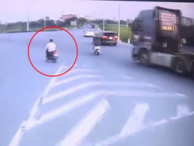 Clip: Hú vía thanh niên tạt đầu xe hổ vồ để đuổi theo bạn gái