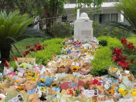 Vì sao sinh viên Bách khoa lại đặt hoa tại tượng đài sau lễ tốt nghiệp?