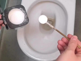 Tại sao nên rắc một nắm muối vào bồn cầu?
