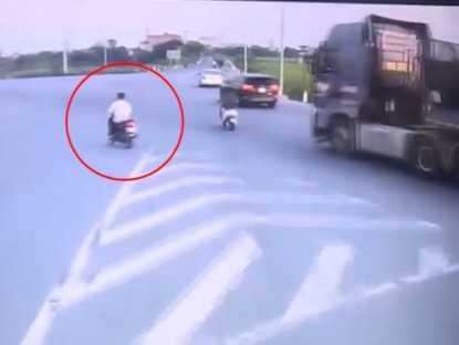 Giao thông - Clip: Hú vía thanh niên tạt đầu xe hổ vồ để đuổi theo bạn gái