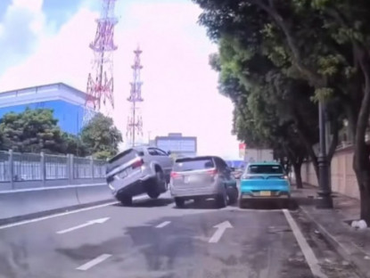 Giao thông - Clip: Ô tô đổ kềnh ra đường sau cú va chạm với xe khác đang chuyển làn
