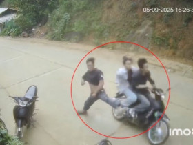Clip: Người đàn ông vừa ra cửa đã bị cặp đôi đi xe máy tông ngã dập mông