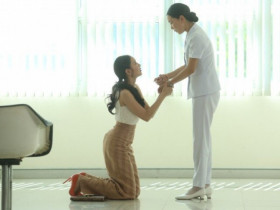 Nghe tin chúng tôi vỡ nợ, chị gái chồng đưa cho 1 chiếc túi, nhìn thứ trong đó tôi quỳ xuống xin lỗi