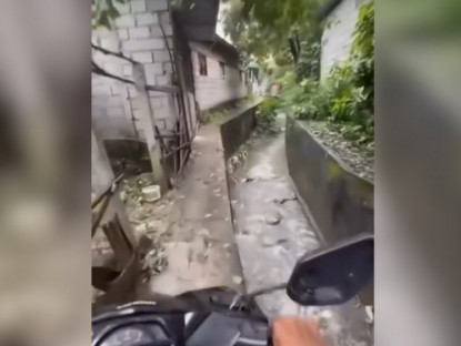Giao thông - Clip: Hú hồn thanh niên chạy xe máy trên con đường có 1-0-2