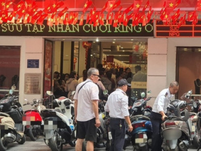 Kinh tế - Giá vàng chiều 15/9: Đảo chiều tăng, một số người mang vàng đi bán lại mang về