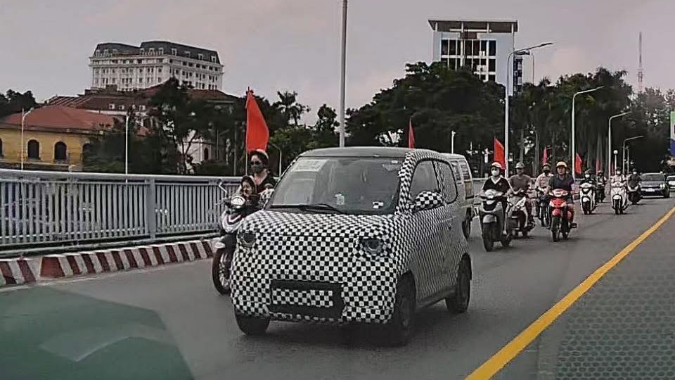 Bộ đôi xe buýt điện và LimoGreen mới của VinFast chạy thử trong lớp ngụy trang - 2