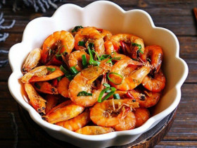Rang tôm, đừng quên cho thêm nguyên liệu này, tôm không chỉ giòn ngon ngọt, chắc thịt lại còn lên màu đỏ đẹp