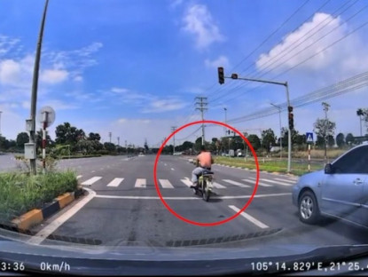 Giao thông - Clip: Thanh niên vượt đèn đỏ, tự đâm vào dải phân cách giữa đường