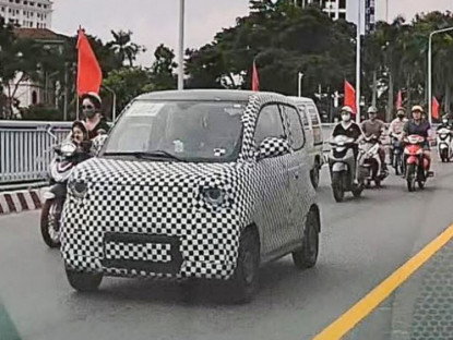 Giao thông - Bộ đôi xe buýt điện và LimoGreen mới của VinFast chạy thử trong lớp ngụy trang