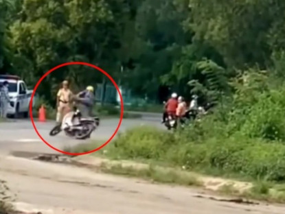 Giao thông - Clip: Thanh niên hoảng hốt quay xe bỏ chạy, ngã &quot;chổng vó&quot; trước mặt CSGT
