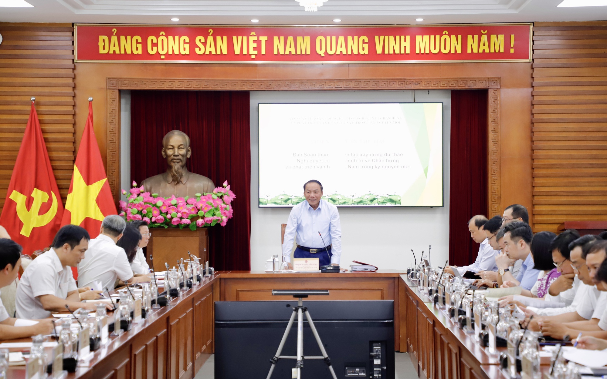 Thứ trưởng Thường trực Lê Hải Bình chủ trì Tọa đàm xây dựng dự thảo Nghị quyết của Bộ Chính trị về Chấn hưng và phát triển văn hóa Việt Nam trong kỷ nguyên mới - 13