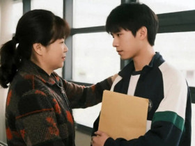 Mẹ kế luôn hà khắc nhưng trước kỳ thi đại học bà đưa tôi 300 triệu, 10 từ trên giấy khiến tôi sững người