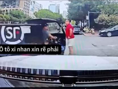 Giao thông - Clip: Chắn đầu ô tô xin rẽ, người đàn ông bị xe ba gác đâm ngã sõng soài
