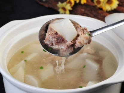 Gia đình - Hầm xương mãi nước vẫn đục, đầu bếp mách thêm 2 bước này, lần nấu nào canh cũng trong veo, thơm nức