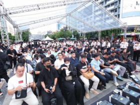 Choáng ngợp “biển người” xếp hàng chờ mua iPhone 17 tại Việt Nam, nhiều nơi “cháy hàng”