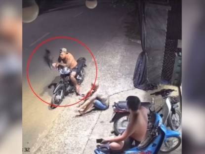 Giao thông - Clip: Thanh niên ngồi xe máy buôn chuyện, bất ngờ bị chó cắn đau điếng