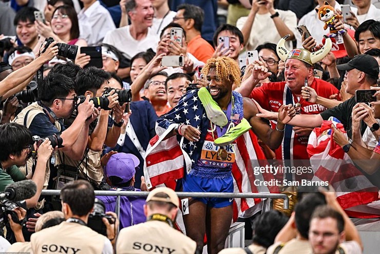 Lyles đoạt HCV 200m giải điền kinh vô địch thế giới, san bằng kỷ lục của Usain Bolt - 1