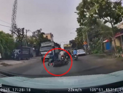 Giao thông - Clip: Thót tim khoảnh khắc người đàn ông đi xe máy ngã ngay dưới gầm xe tải