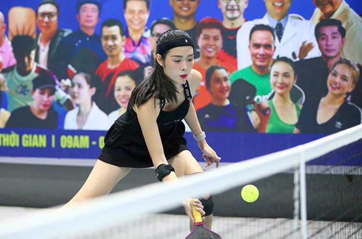 Diễn viên Diệp Bảo Ngọc rướm máu khi thi pickleball, sưu tập hàng chục huy chương - 1