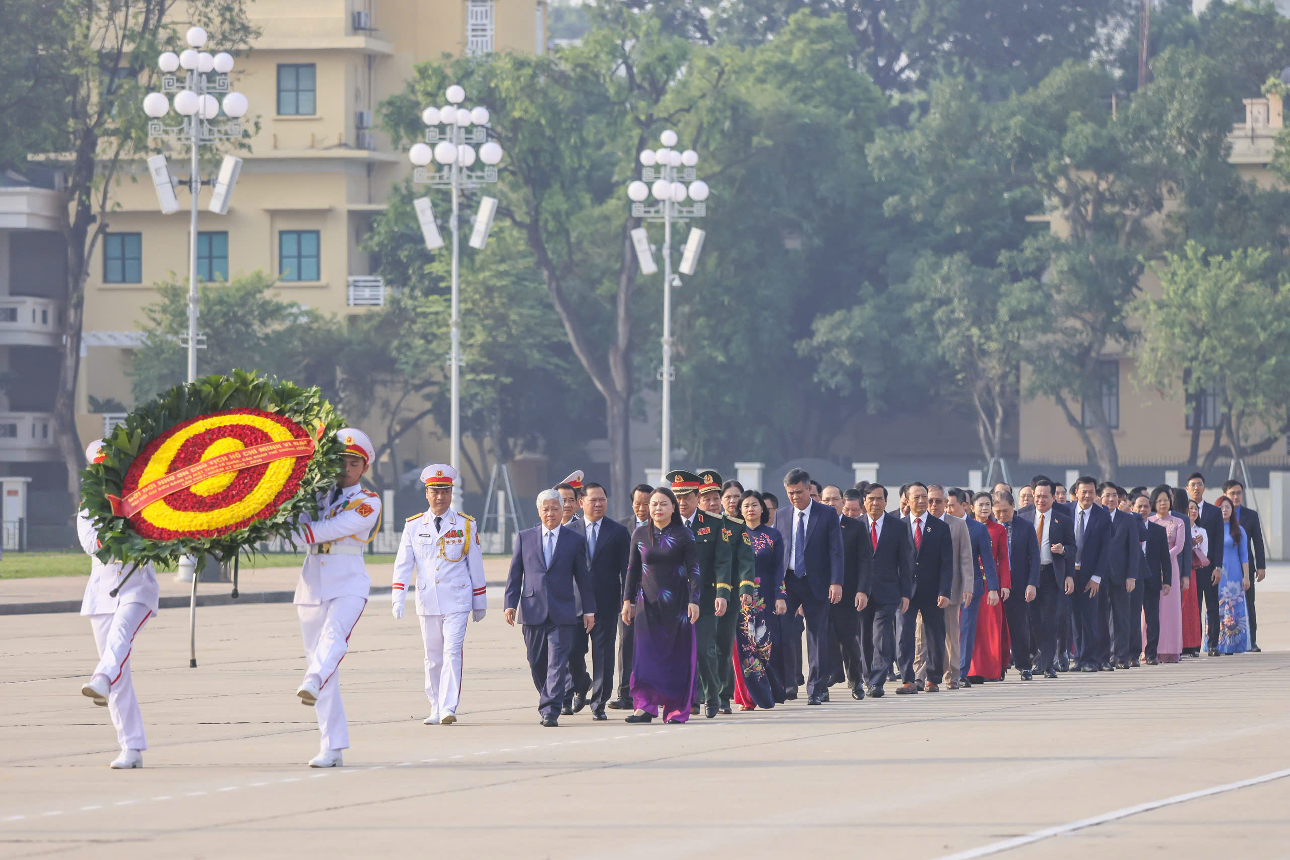 Đoàn đại biểu Đảng bộ Mặt trận Tổ quốc, các đoàn thể Trung ương vào Lăng viếng Chủ tịch Hồ Chí Minh - 1