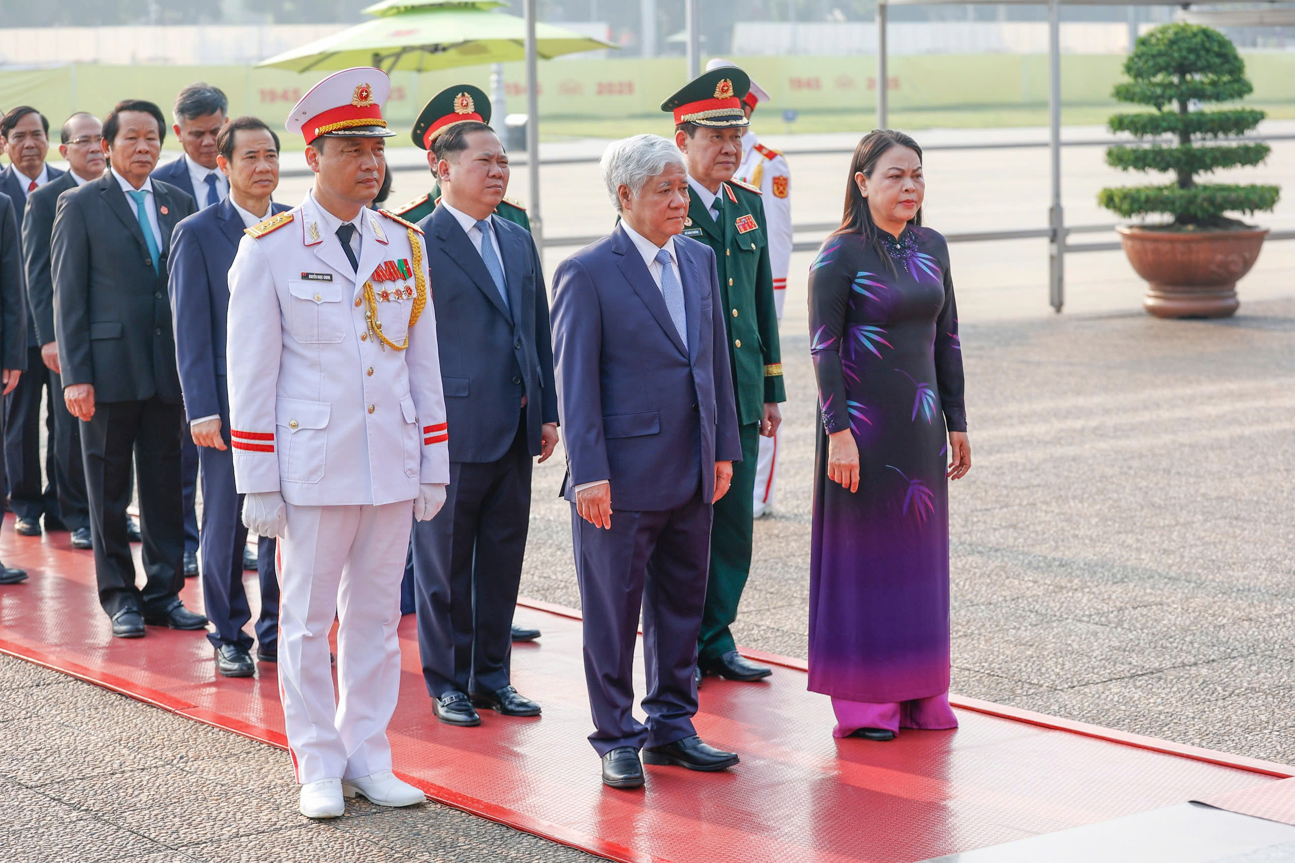 Đoàn đại biểu Đảng bộ Mặt trận Tổ quốc, các đoàn thể Trung ương vào Lăng viếng Chủ tịch Hồ Chí Minh - 3