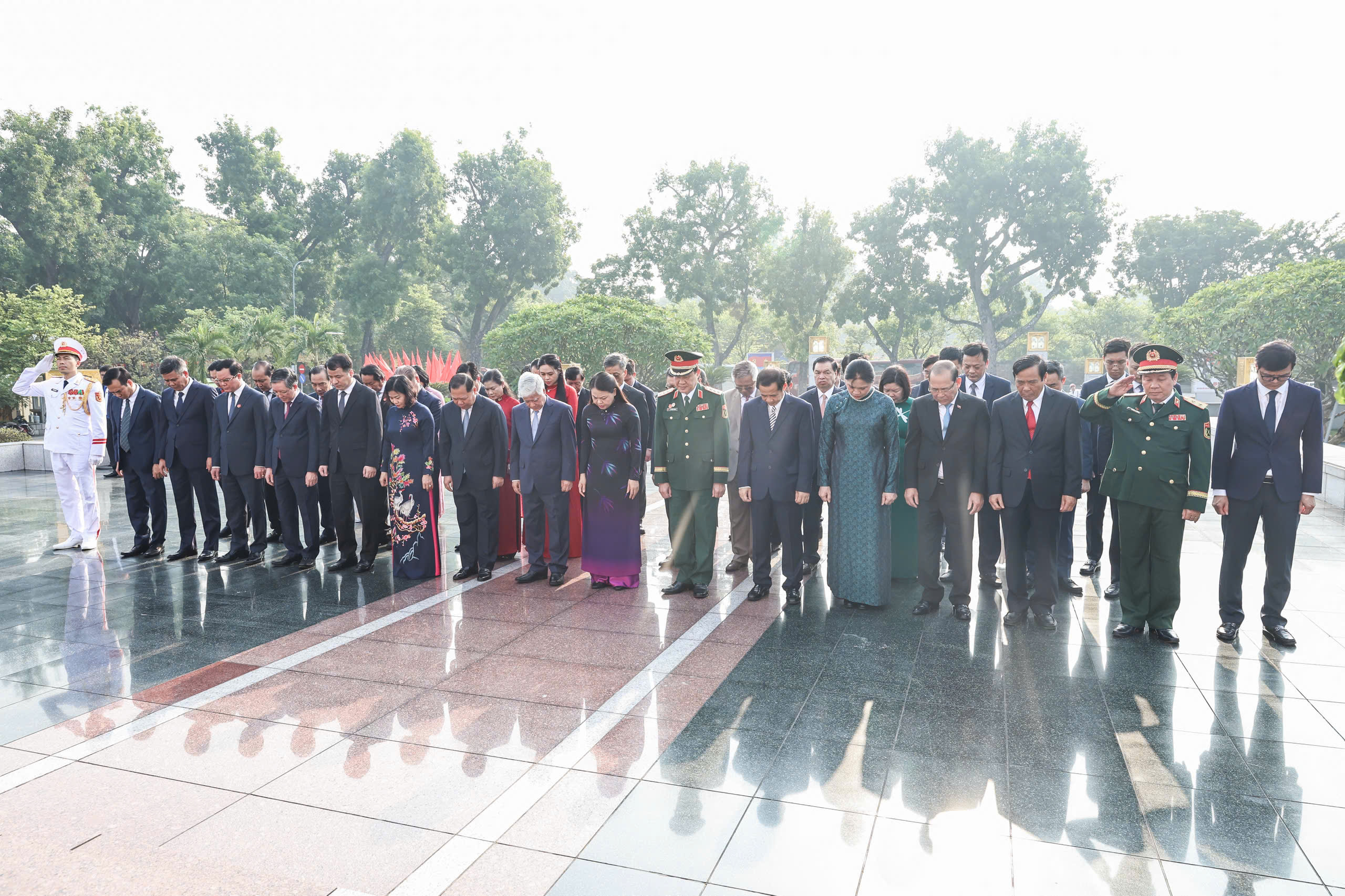 Đoàn đại biểu Đảng bộ Mặt trận Tổ quốc, các đoàn thể Trung ương vào Lăng viếng Chủ tịch Hồ Chí Minh - 9